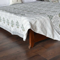 Kantha, Green flowers on white